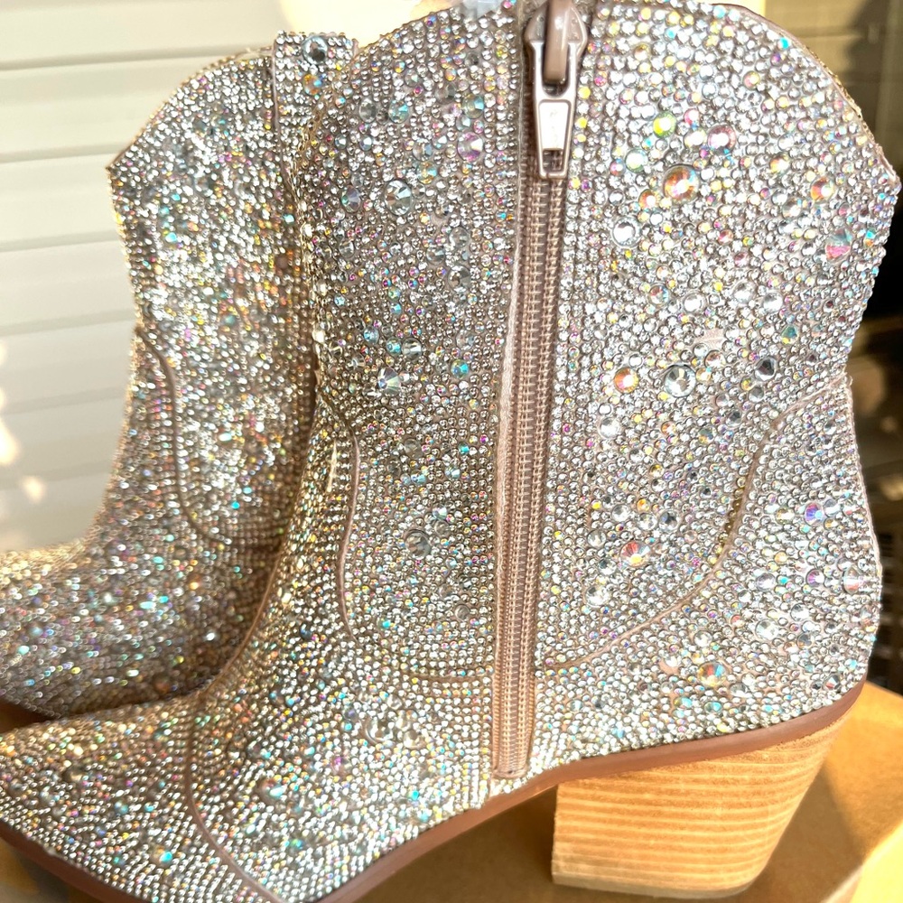 New all rhinestone cowboy boots size 7